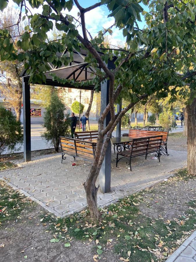 Vahe'S Family Guest House Front Yerevan Exterior photo