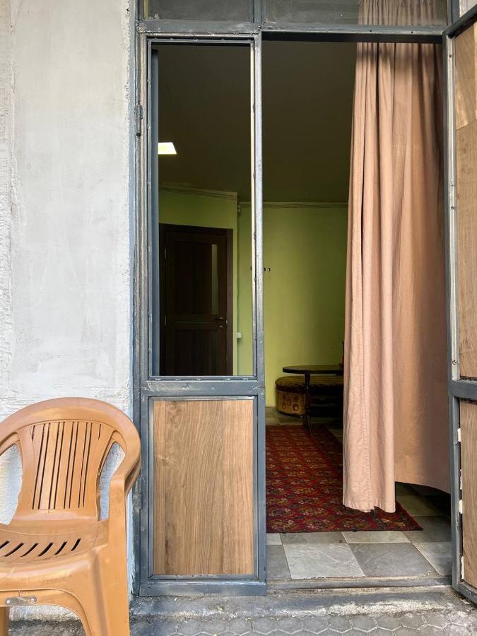 Vahe'S Family Guest House Front Yerevan Exterior photo