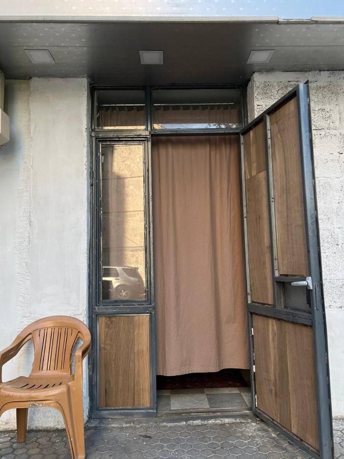 Vahe'S Family Guest House Front Yerevan Exterior photo